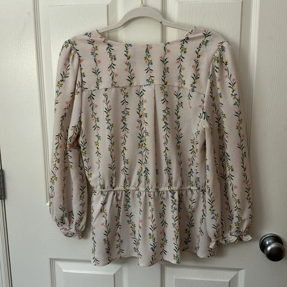 SOLD 💚 OLM Light Pink Floral Wrap Flattering Peplum Top L - Picture 11 of 11